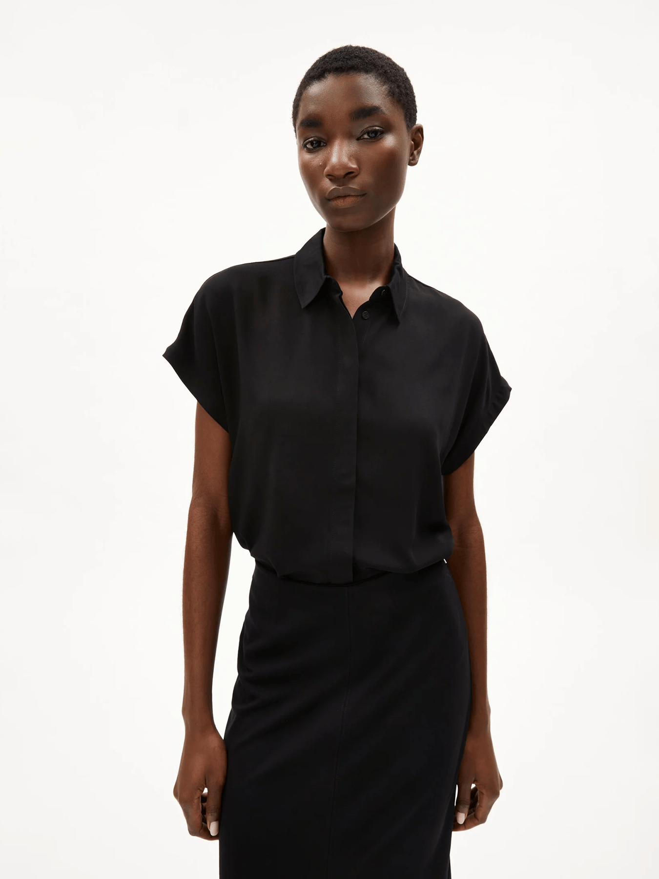 Blusen Bluse Larisaana Armedangels Black 1.jpg