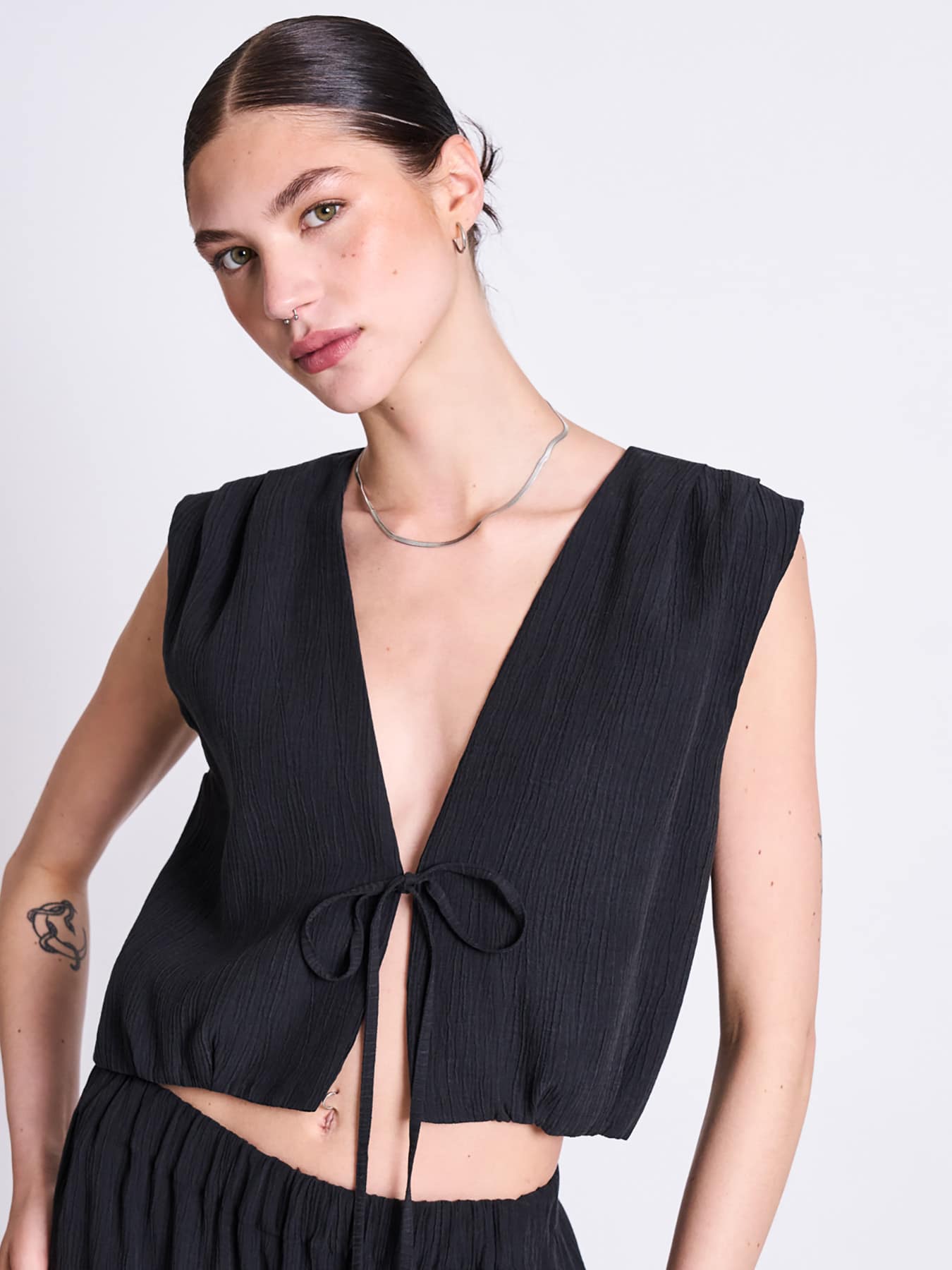 Top Weste Tie Jan N June Black 01